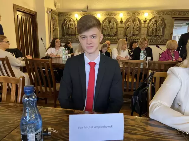„Nasi mieszkańcy potrzebują stacji dializ!” – radny Michał Wojciechowski grzmi na komisji