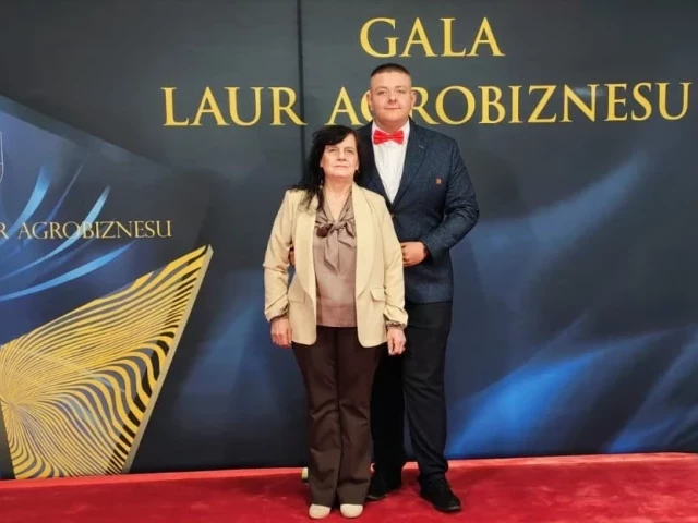 Sukces gospodarstwa Państwa Krajza. Trzecie miejsce w „Laurze Agrobiznesu 2025” dla rolników z gminy Rozogi