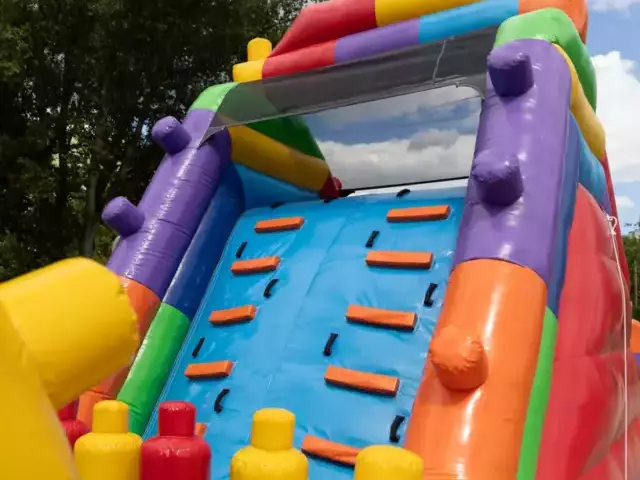 Jak obniżyć koszty obsługi dmuchanych zjeżdżalni w wypożyczalni
