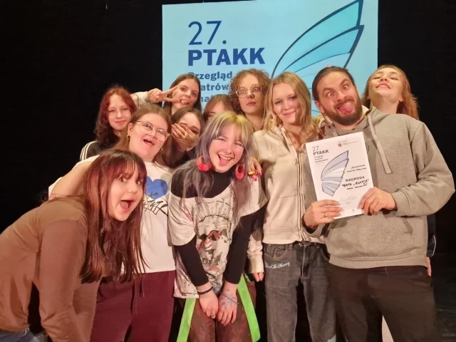 „Siadaj, pała!” robi furorę. Teatr Zgraja zdobywa nagrody. Rozmowa z Adamem Bocianiakiem
