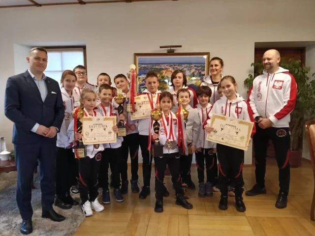Młodzi zawodnicy NOGORE z medalami u burmistrza. Stefan Ochman pogratulował sportowcom