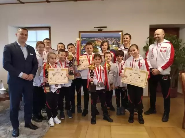Młodzi zawodnicy NOGORE z medalami u burmistrza. Stefan Ochman pogratulował sportowcom