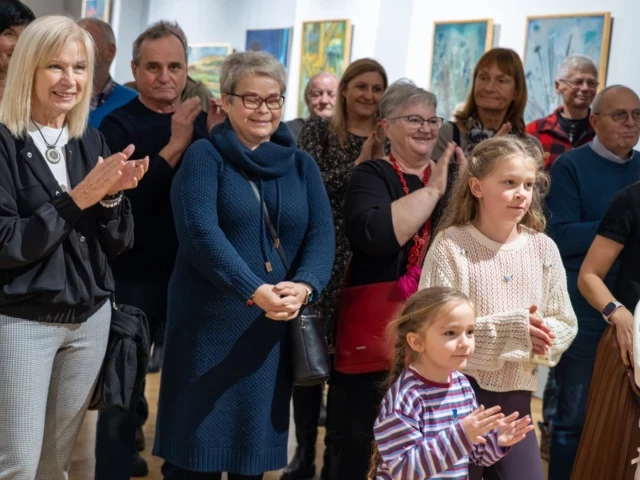 „Podróże wyobraźni” w Galerii MOK. Wernisaż pełen sztuki i rozmów