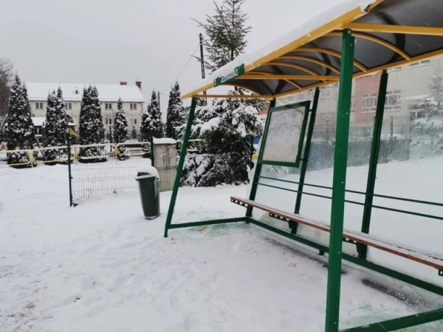 Zdewastowany przystanek w Jedwabnie. Wójt apeluje do sprawców