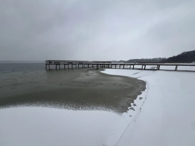 Śnieg zmienił krajobraz „mazurskich Malediwów”. Jezioro Świętajno znów sięga pomostów