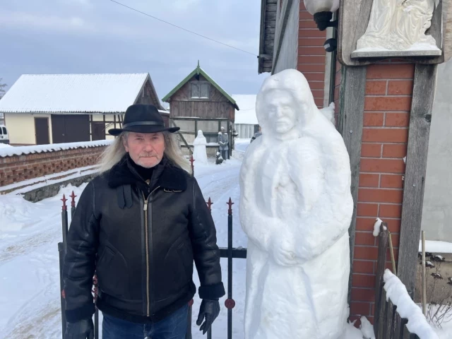 Mróz i śnieg? On widzi w tym sztukę. Zobacz, co Zygmunt Rząp zrobił w Olszynach