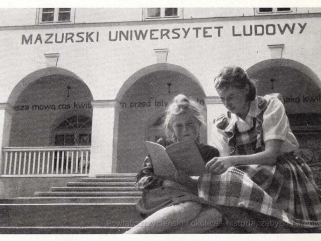 Kościół z 1876 roku, Uniwersytet z 1945 i pocztówki Cohna