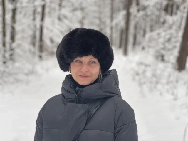 „Na Mazurach czuję połączenie ze wszechświatem”. Karina Zembrzuska o powrocie, sztuce i samotności twórcy