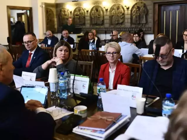 Lodowisko i śmieci pod lupą radnych. Miasto ujawnia koszty i tłumaczy decyzje