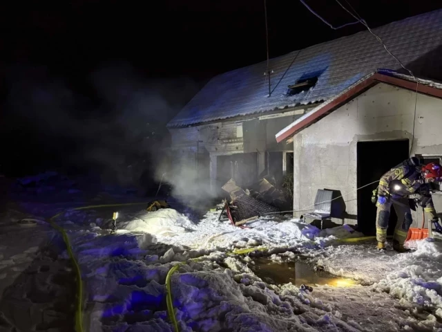 Pożar domu jednorodzinnego w Burdągu. 7 zastępów straży w akcji