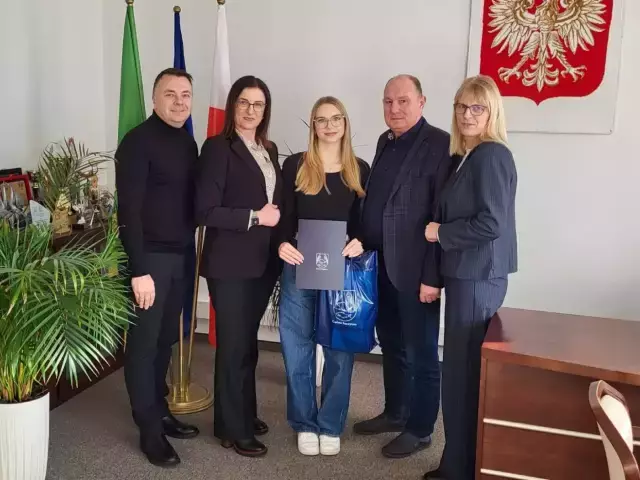 Gmina Szczytno nagrodziła Martynę Pieńkowską. 16-letnia pływaczka z Płetwala zachwyca formą