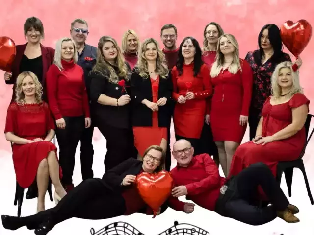 „Bo nikt nie mówi tak pięknie o miłości, jak Ty”. Koncert „Nie Tym Tonem” w MDK Szczytno