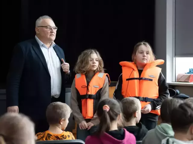 Lód nie wybacza błędów. Maciej Rokus ostrzegał uczniów z Gromu, Tylkowa i Pasymia