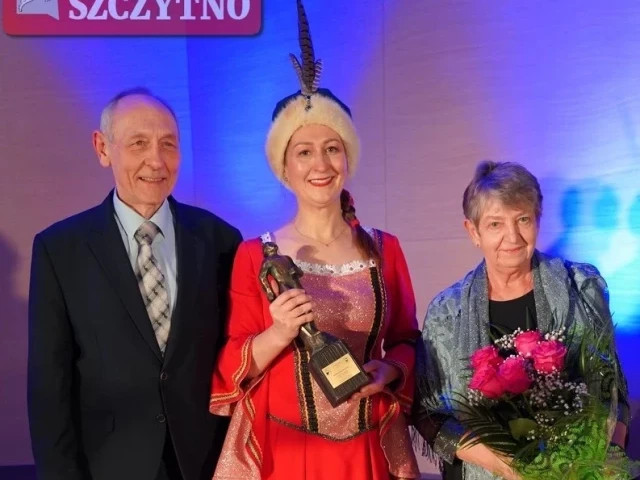 Hanna Zajączkiewicz z Jurandem. Starosta Jarosław Matłach wręczył statuetkę podczas koncertu w Szkole Muzycznej