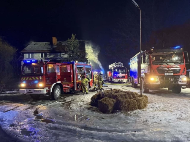 Nocny pożar w Brajnikach. Ogień zajął poddasze „bliźniaka”