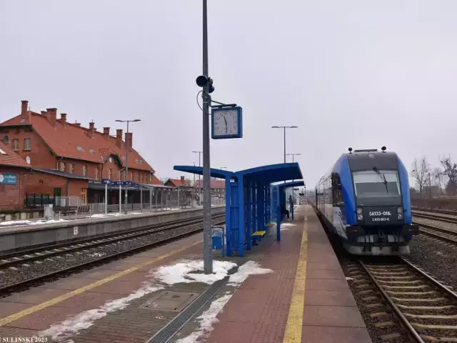 Pasażerowie ze Szczytna marzną na peronach i piszą skargi do POLREGIO. Pociągi 