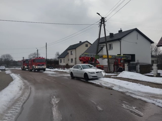 Pożar przy ul. Świerkowej w Rozogach. Do akcji ruszyły trzy jednostki