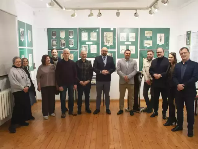Klaudiusz Woźniak i Witold Olbryś otworzyli wystawę w Mrągowie. Ponad 100 grafik zapomnianego artysty z Prus Wschodnich