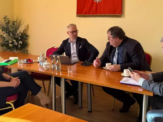 Wojewoda Radosław Król przyjechał do Jedwabna. Rozmowiał z wójtem Sławomirem Ambroziakiem o wyroku sądu