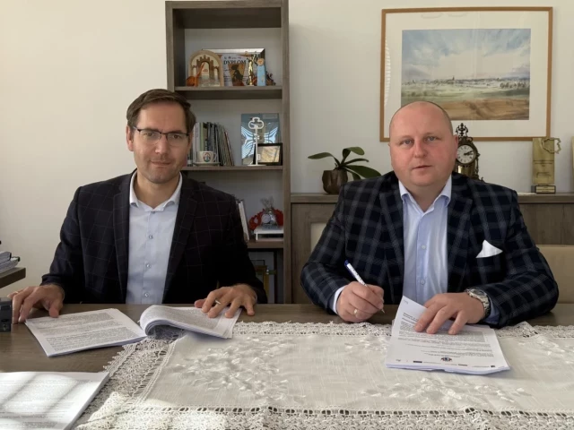 Miliony na szkołę i ośrodek zdrowia w Pasymiu. Burmistrz podpisał umowy