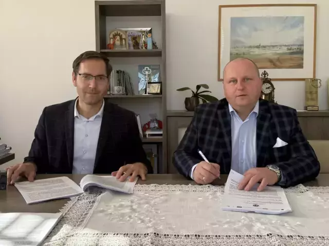 Miliony na szkołę i ośrodek zdrowia w Pasymiu. Burmistrz podpisał umowy