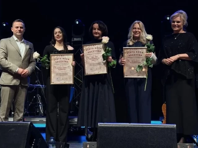 Natalia Pławska, lek. Ewa Masłowska-Tarasiuk i dr Danuta Bukowiecka z „Złotą Różą Szczytna”. Pierwsze takie nagrody w historii miasta