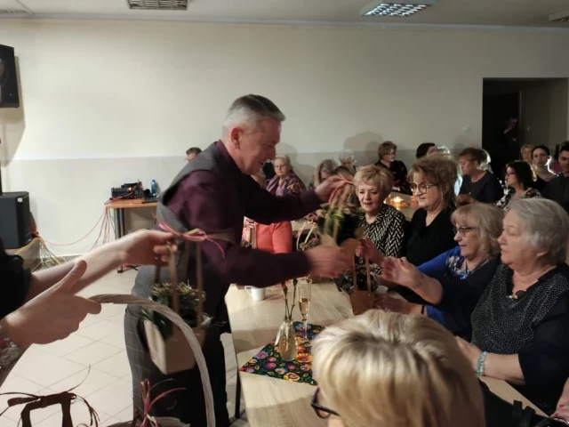 Najpierw życzenia od burmistrza Szczepanka, potem Elvis. Tak Wielbark świętował Dzień Kobiet