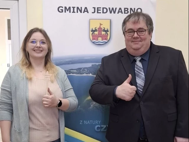 „Szczęśliwa różdżka” zmieniła właścicielkę. Aleksandra Kalinowska odebrała ją w Jedwabnie