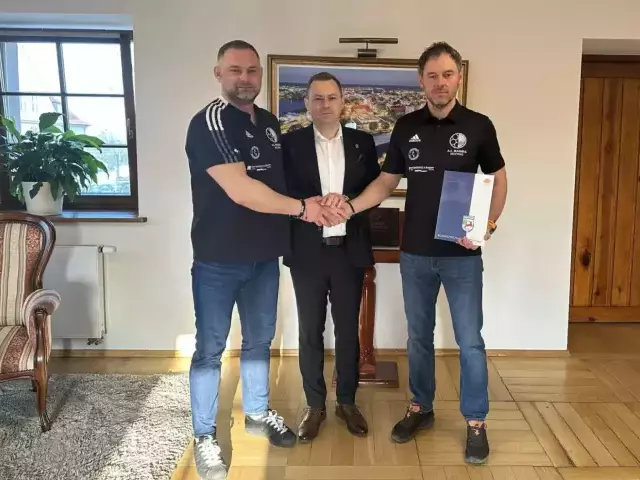 464 300 zł na sport w Szczytnie. Burmistrz Ochman podpisuje umowy z klubami
