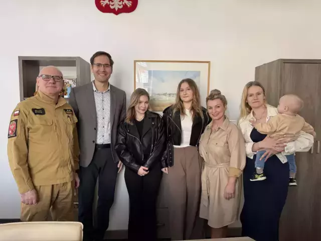 Telefon na straż zmienił zwykły spacer. Lena Cekalska i Anastazja Śledzik w gabinecie burmistrza