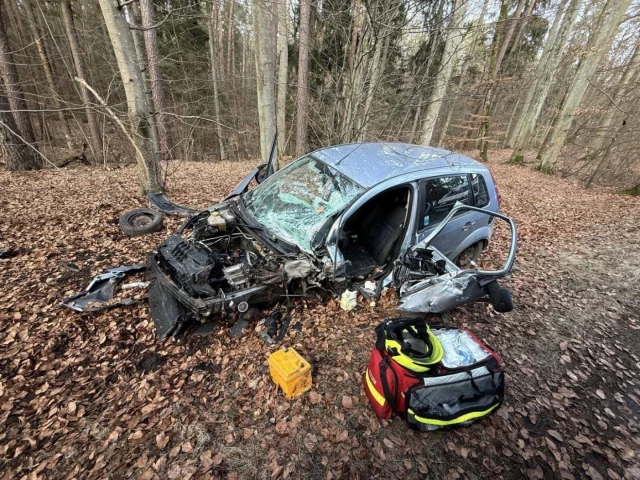 Wypadek na wysokości Dłużka. Samochód wylądował w rowie po nagłym manewrze
