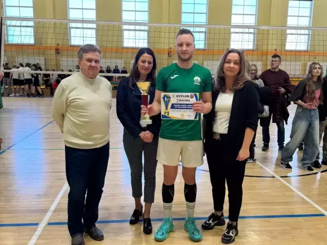 Siatkarze ZS nr 3 w Szczytnie na podium półfinału wojewódzkiego. Turniej rozegrano w ich hali
