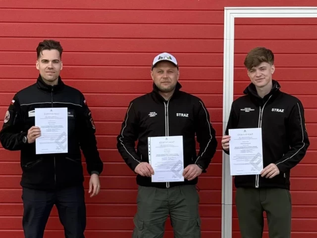 Trzech druhów, jeden kierunek: niebo. Michał, Jacek i Piotrek z OSP Jedwabno z nowymi uprawnieniami