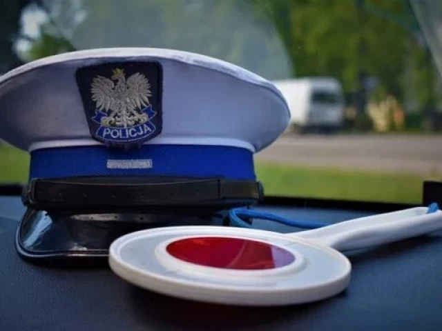 Podwójna wpadka w Rozogach. Pijany kierowca i poszukiwany pasażer w jednym aucie