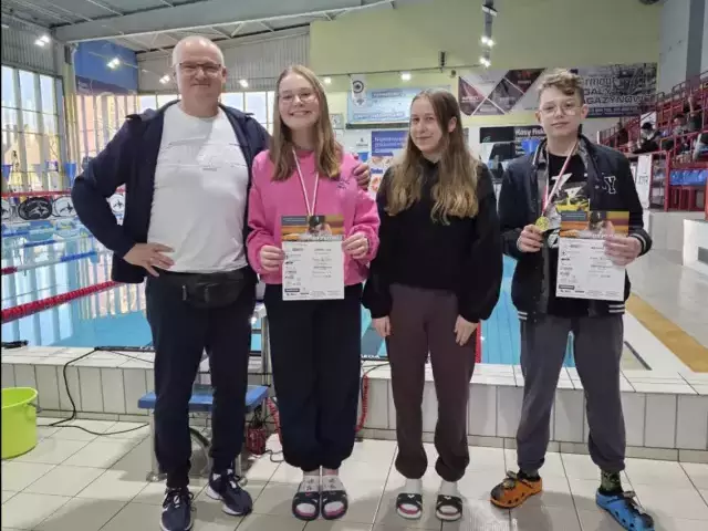 Życiówki i podium na start. Świetny dzień młodych pływaków w Ciechanowie