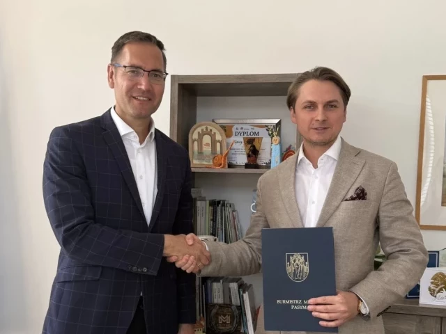 Plac zabaw przy wieży ciśnień rusza. Burmistrz Marcin Nowociński podpisał umowę na inwestycję