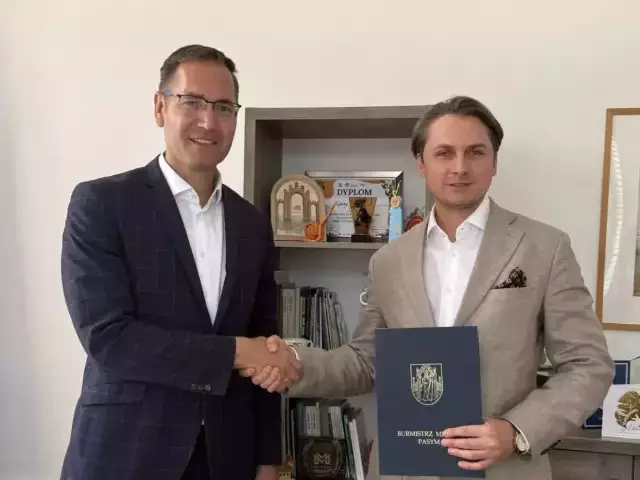 Plac zabaw przy wieży ciśnień rusza. Burmistrz Marcin Nowociński podpisał umowę na inwestycję