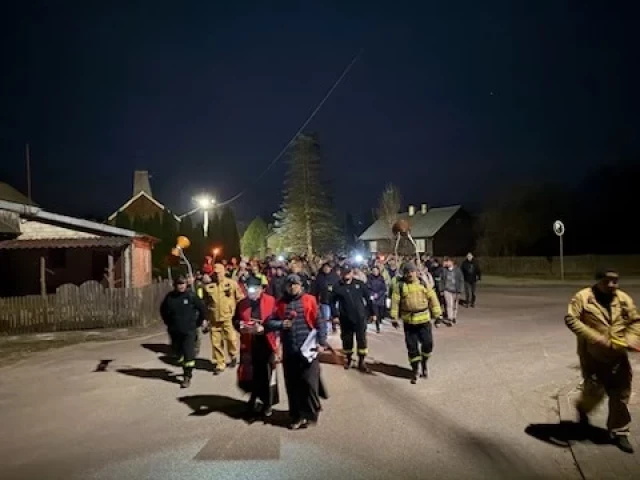 Noc, las i 11 kilometrów modlitwy. Tak wyglądała droga krzyżowa z Faryn