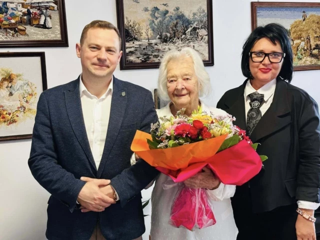 100 lat pani Hildegardy. Burmistrz Stefan Ochman przyszedł na urodziny z listem od premiera