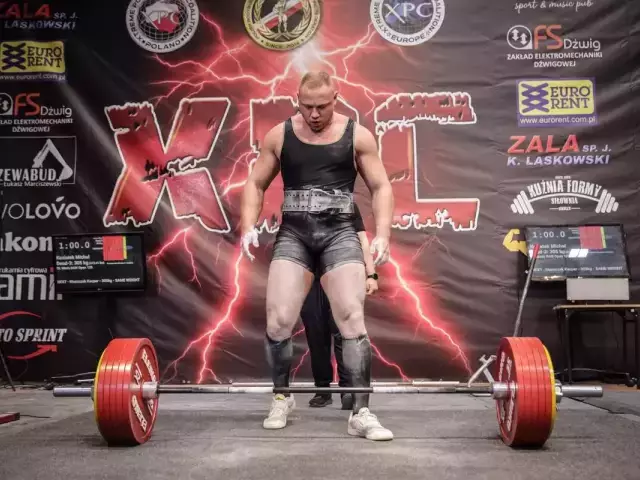 305 kg na sztandze i dwa tytuły mistrza Europy. Policjant ze Szczytna wraca z medalami