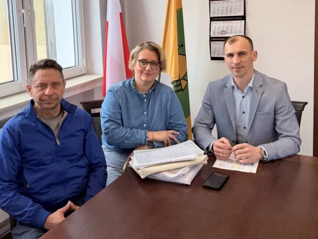 Światłowód w gminie Rozogi. Małgorzata Bieńkowska i Paweł Majchrzak ruszyli do mieszkańców