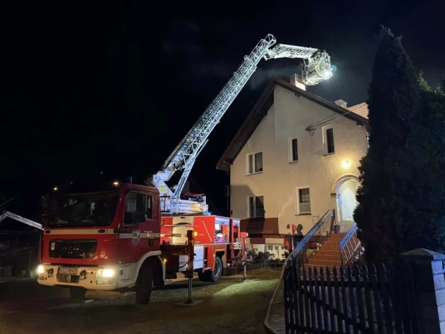 Iskry i ogień nad kominem. Strażacy w akcji przy pożarze sadzy w Jedwabnie