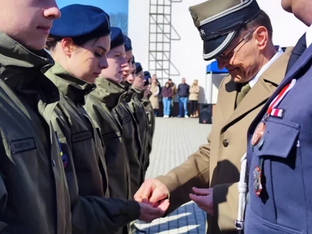 Złożyli ślubowanie na placu batalionu. Kadeci ze „Staszica” chcą iść do wojska