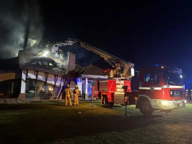 Nocny pożar w Jedwabnie. Ogień pojawił się na dachu