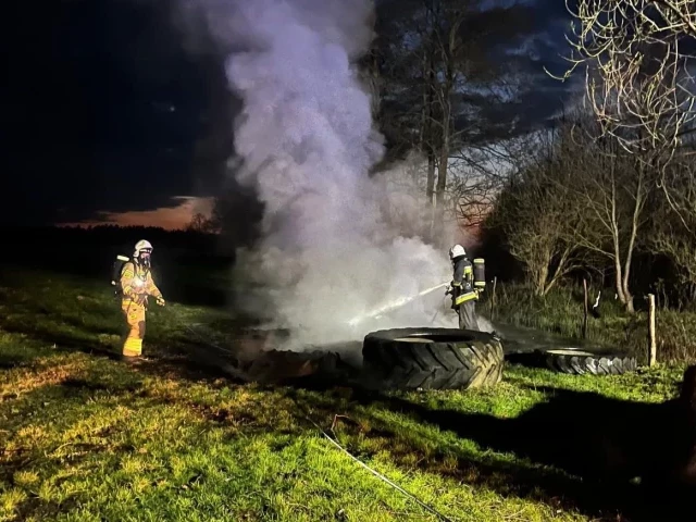 Pożar w Piecuchach. Na miejscu kilka zastępów straży pożarnej