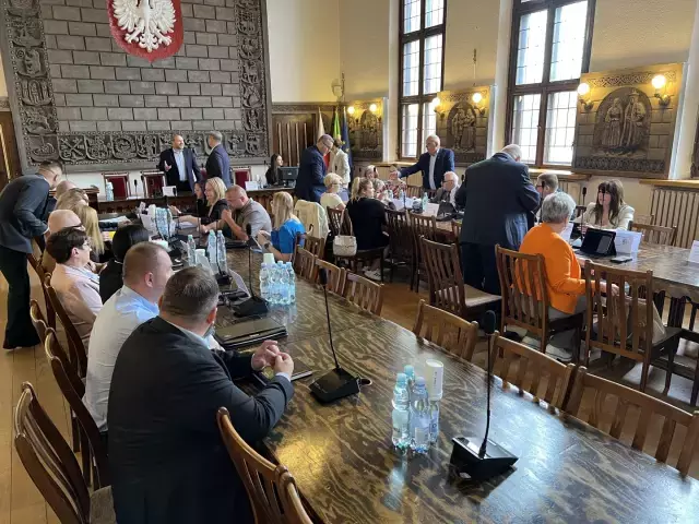 Cztery nazwiska, trzy skargi, jedna decyzja. Rada Miejska w Szczytnie zajmie się sprawą radnych