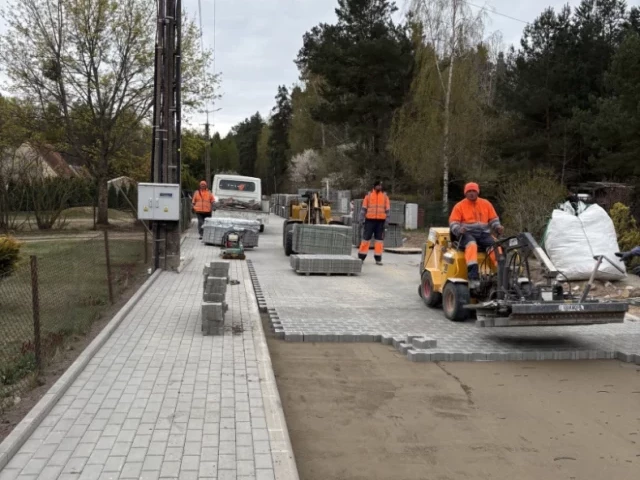 Nowa droga w Tylkowie nabiera kształtów. Trwają prace brukarskie