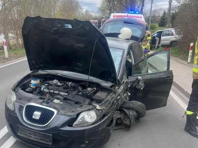 Wypadek na trasie Szczytno–Pasym. Dwie osoby ranne, w tym dziecko. Droga zablokowana (zdjęcia)