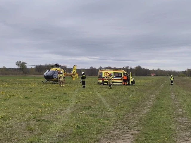 Śmigłowiec LPR w Dąbrowach. 10-latek ranny po wypadku z koparko-ładowarką