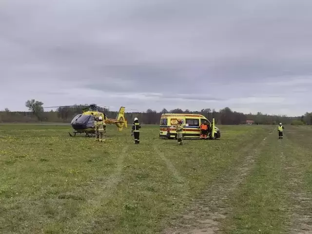 Śmigłowiec LPR w Dąbrowach. 10-latek ranny po wypadku z koparko-ładowarką